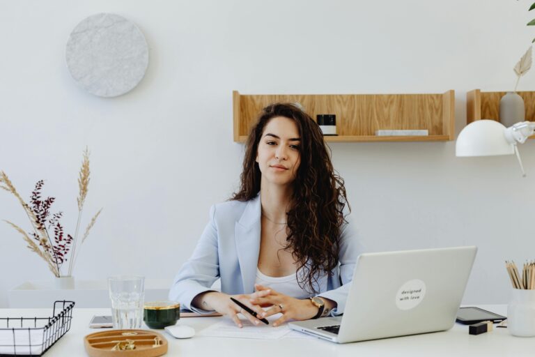 Comment créer une micro-entreprise 2026